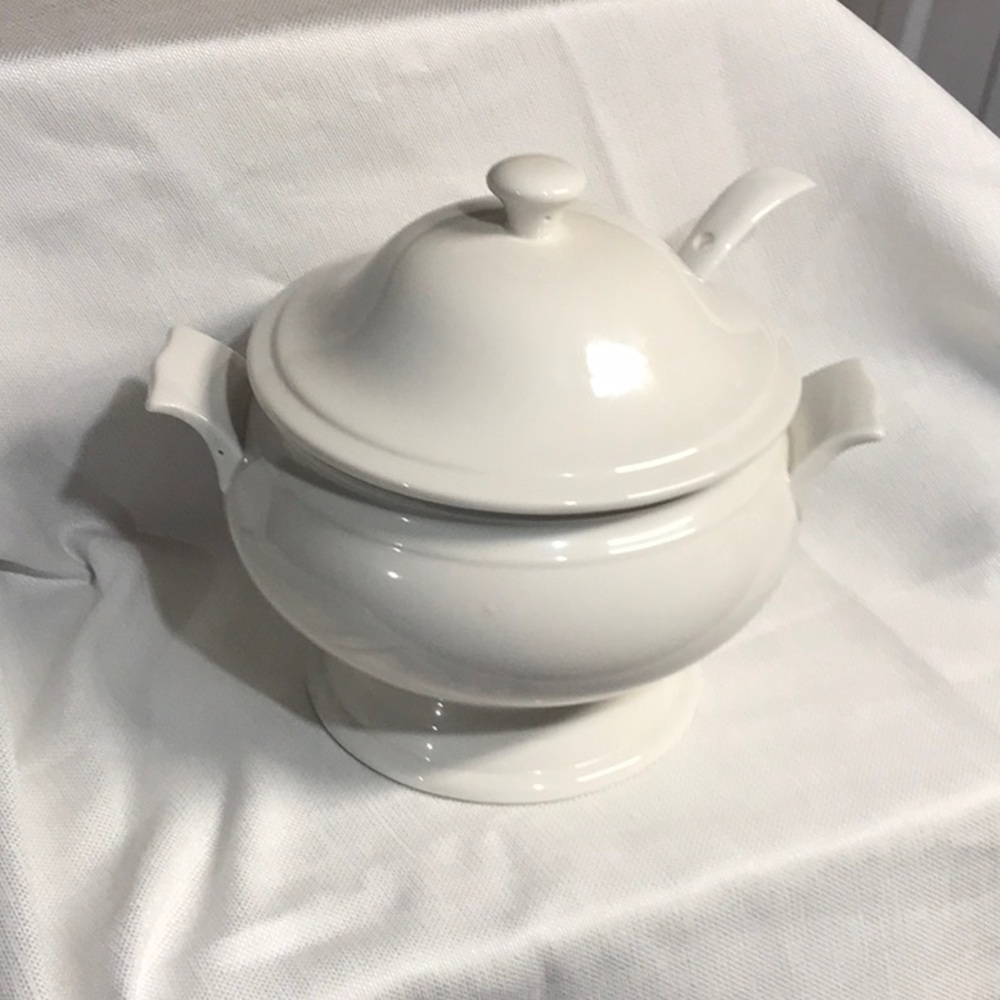 Elegant White Ceramic Soup Tureen